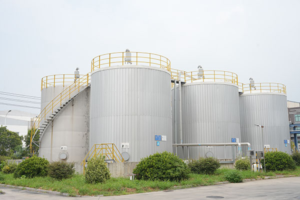 Tanque de almacenamiento de materia prima líquida